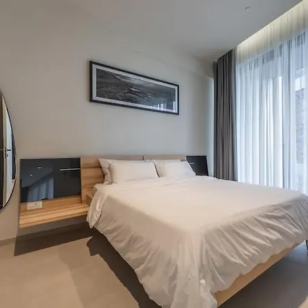 Luxury With Common Skypool In The Prestigious Mercury Tower By Sf Homes