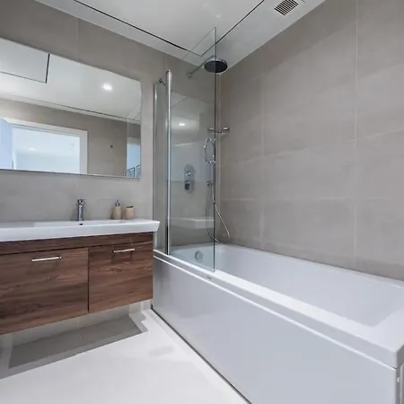 Luxury With Common Skypool In The Prestigious Mercury Tower By Sf Homes *